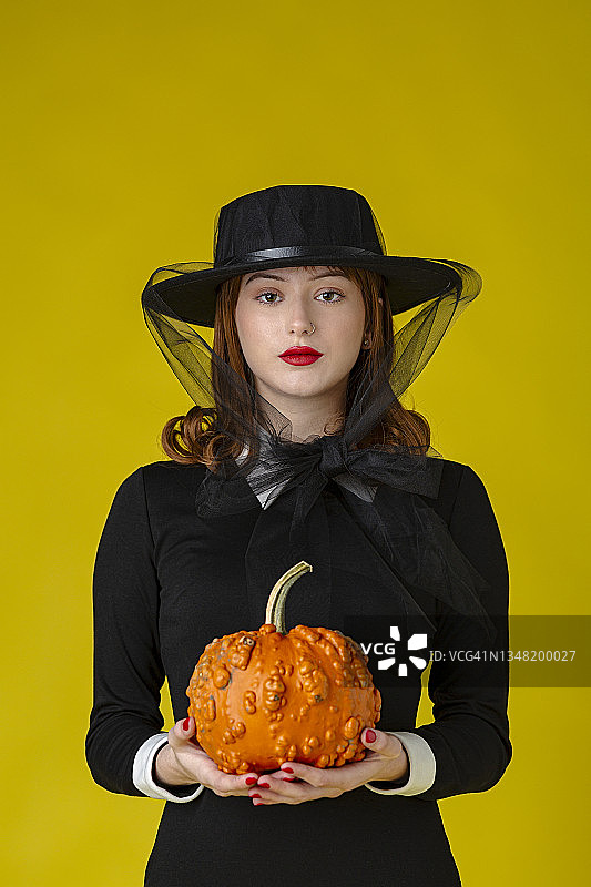 女人拿着南瓜图片素材