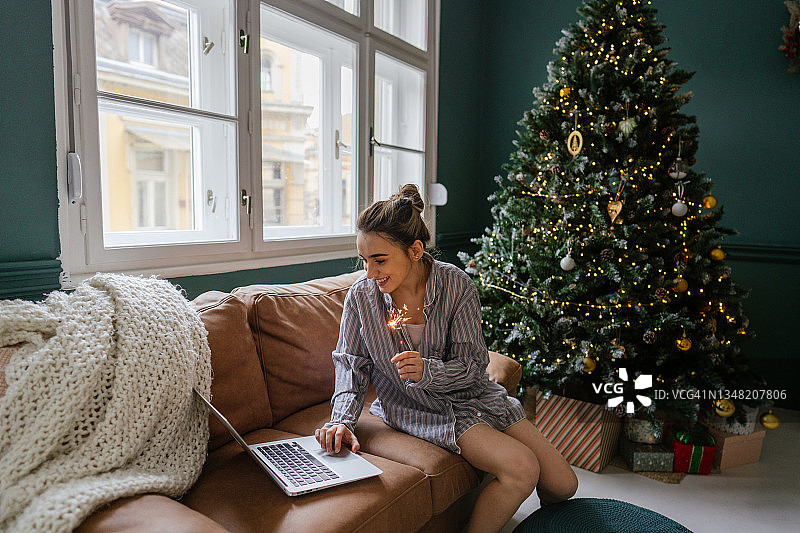 与家人一起举办线上圣诞庆祝活动图片素材