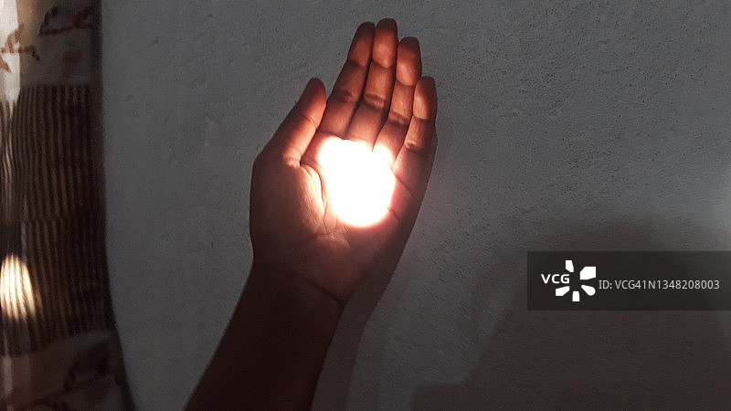 触摸阳光的手势图片素材