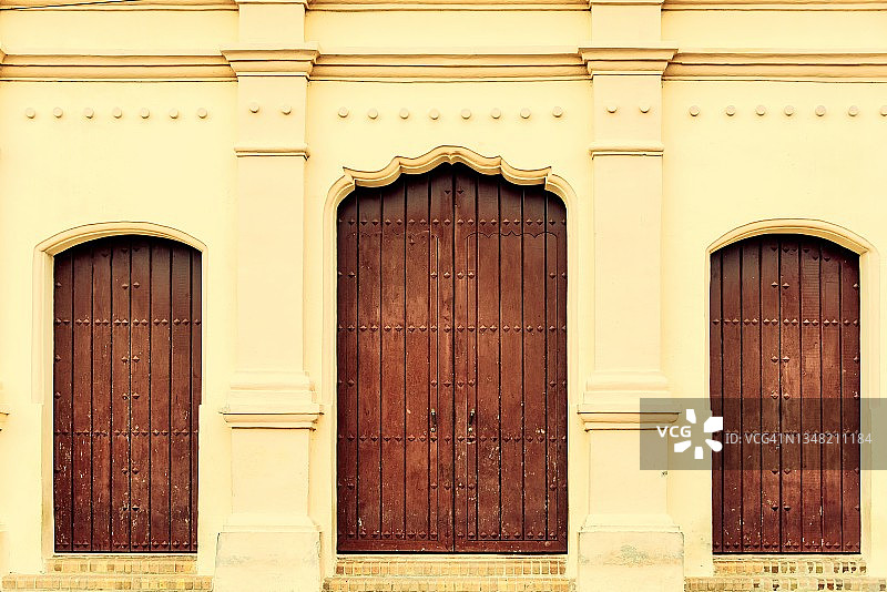 古巴风化的古董门图片素材