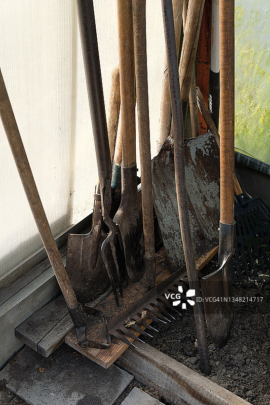 沾满泥土的园艺工具图片素材