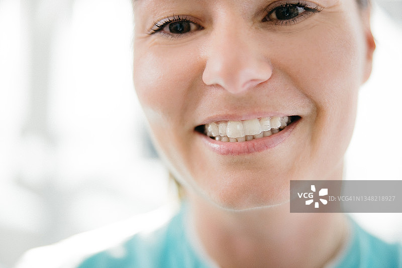 诊所里微笑的女牙医图片素材