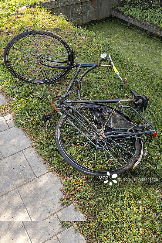 老旧生锈的黑色荷兰女士自行车图片素材