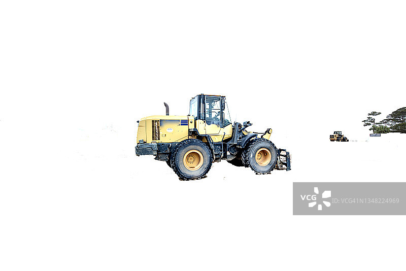 白色背景上的黄色推土机图片素材
