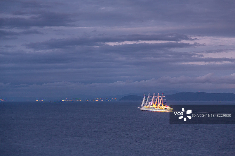 黄昏时分离开厄尔巴岛的帆船巡游图片素材