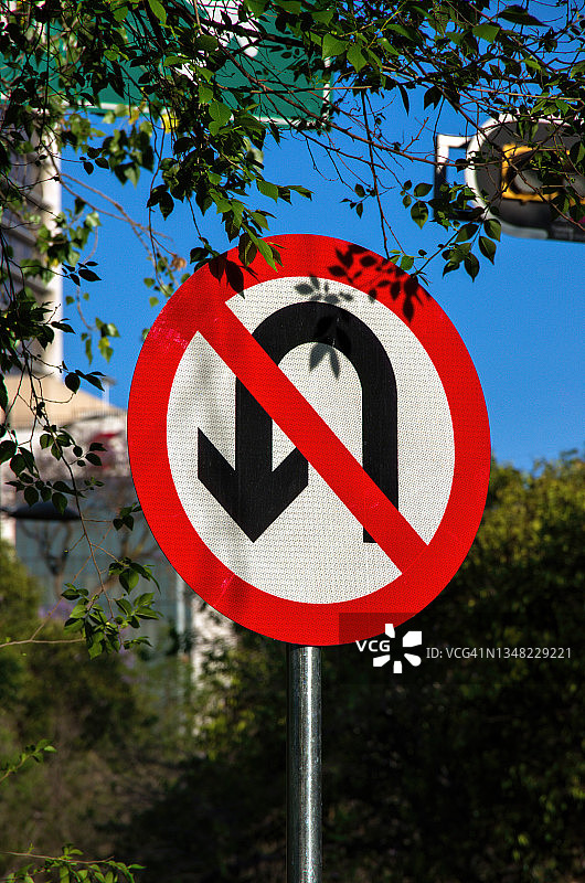 城市街道上的“禁止掉头”标志图片素材