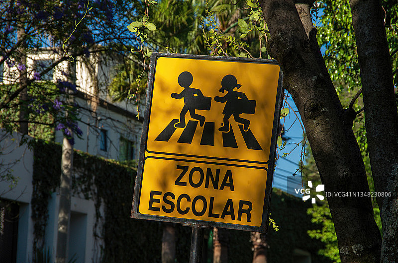 西班牙语“学校区域”道路警示牌图片素材