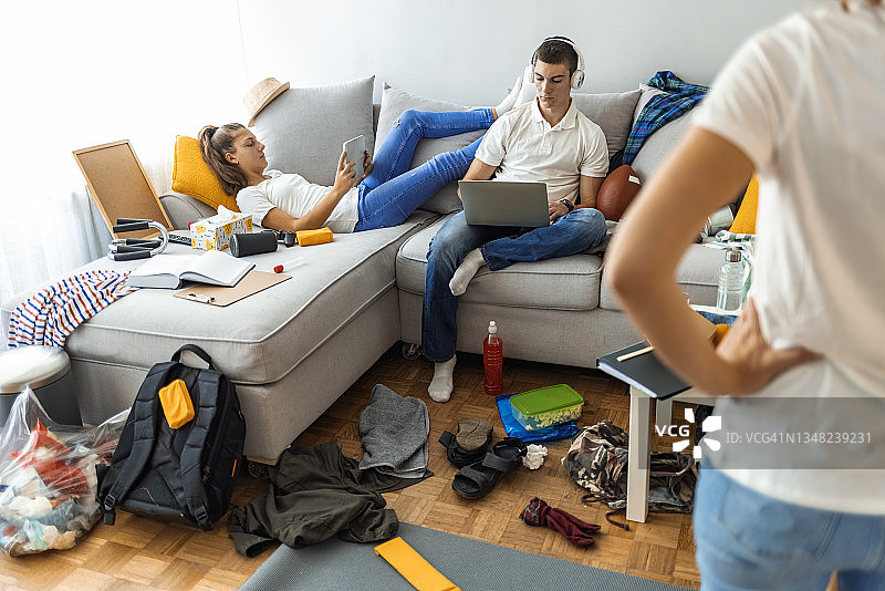 青少年凌乱的房间图片素材