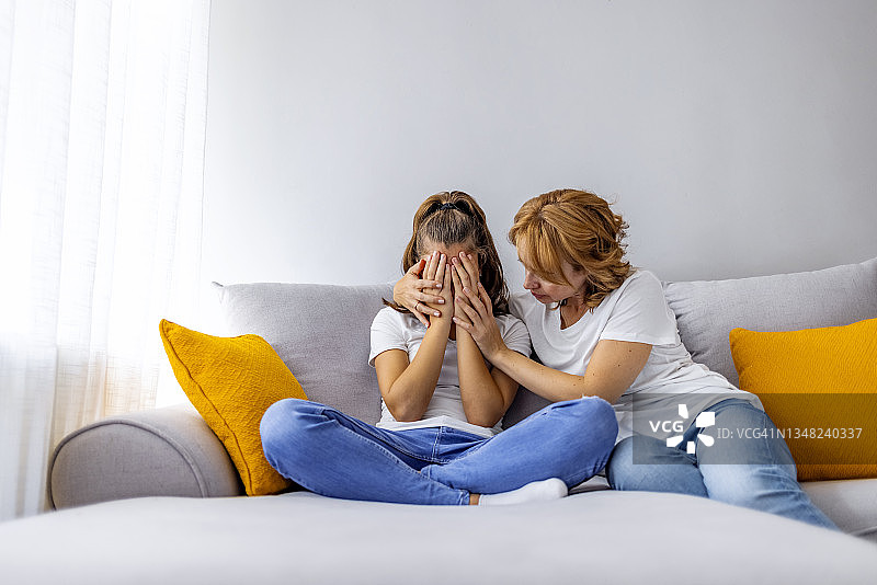 有烦恼的少女图片素材