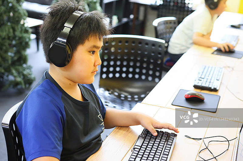 男孩使用电脑图片素材