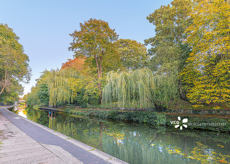 摄政运河沿岸的秋天图片素材