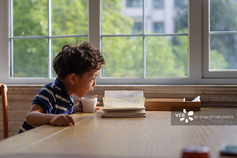 阅读的小男孩图片素材