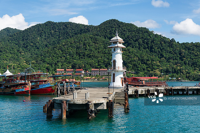 象岛邦宝码头，这里是达叻府的旅游中心，想去象岛及附近海域潜水的人必须在这里乘船，这里也是出售海鲜、纪念品的地方图片素材