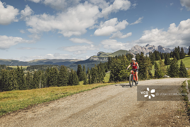 山地自行车手探索瓦尔加尔德纳多洛米蒂图片素材
