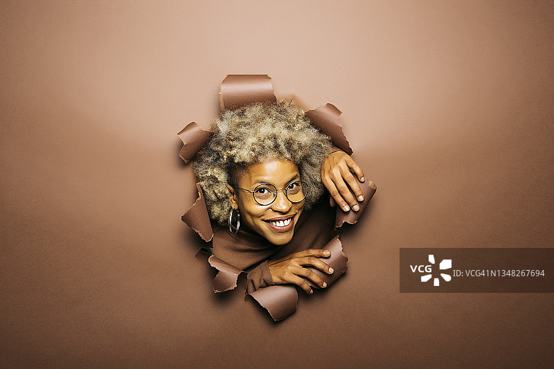 破纸而出的女人头部图片素材