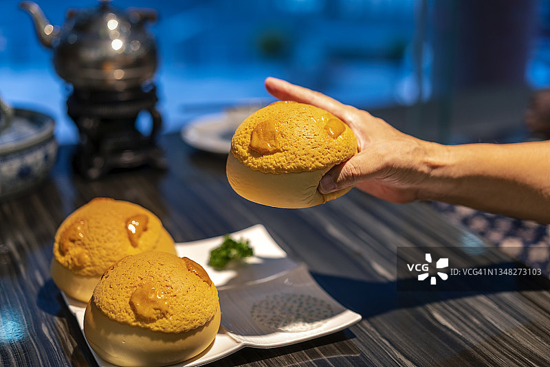 餐桌上的菠萝包特写图片素材