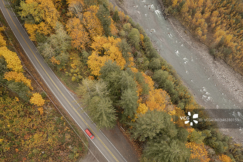 秋季河边公路上的汽车鸟瞰图图片素材