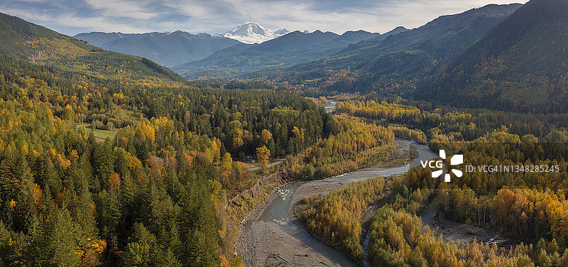 秋季努克萨克河谷壮丽景色鸟瞰图片素材