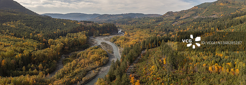 秋季努克萨克河谷壮丽景色鸟瞰图片素材