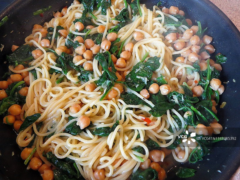 菠菜鹰嘴豆意大利面图片素材