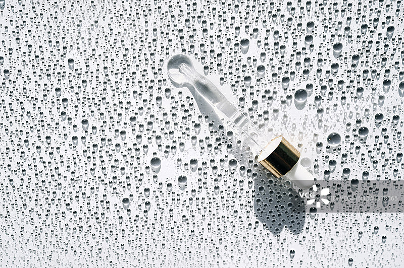 白色背景上的玻璃滴管面部精华液图片素材