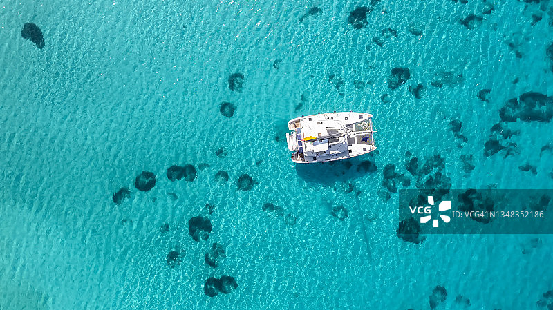 蓝色大海中的双体帆船航拍，加勒比海的游艇豪华假期图片素材