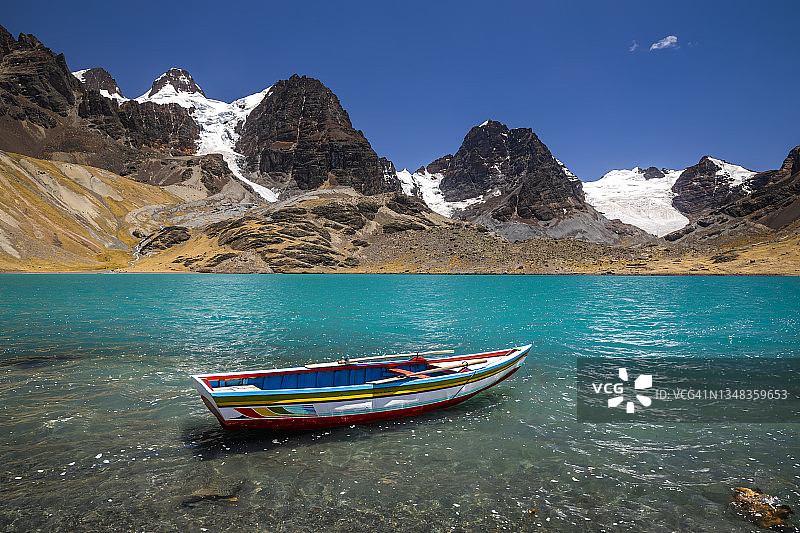 玻利维亚安第斯山脉科迪勒拉雷阿尔的康多里里峰和湖泊图片素材