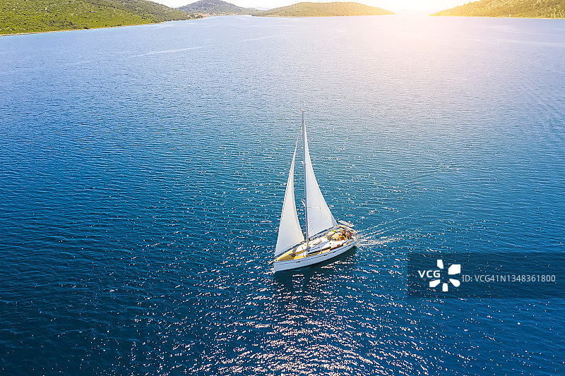 日落海景游艇，奢华海上度假图片素材