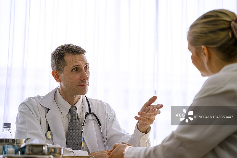 医生在医院检查妇女的健康状况图片素材