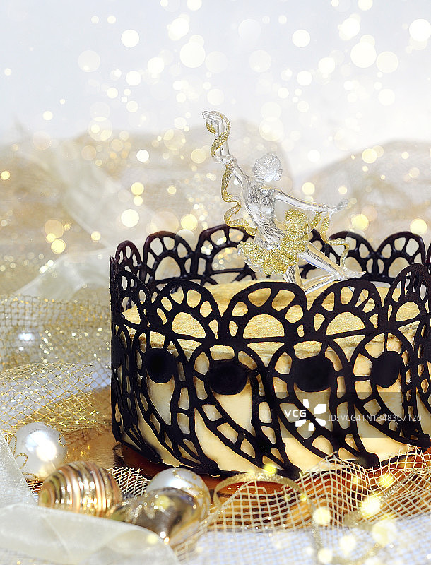 奶油巧克力圣诞蛋糕特写图片素材