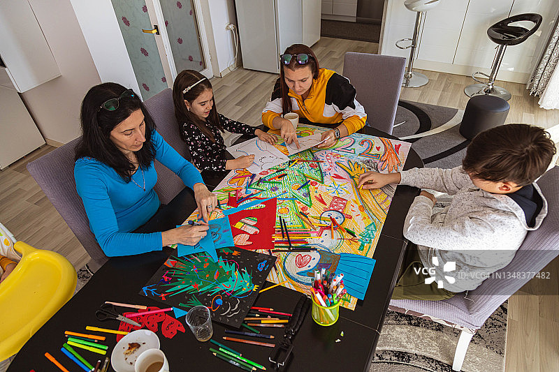 温馨家庭共同创作圣诞手工艺品图片素材