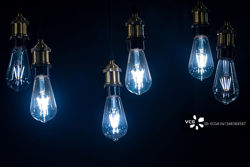 天花板上的复古灯泡装饰图片素材