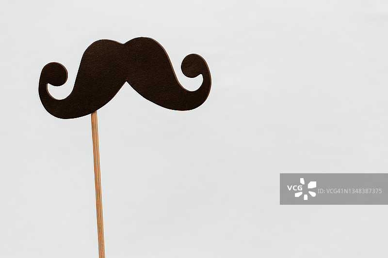 白色背景上的胡子拍照道具。父亲节。男性健康意识月图片素材