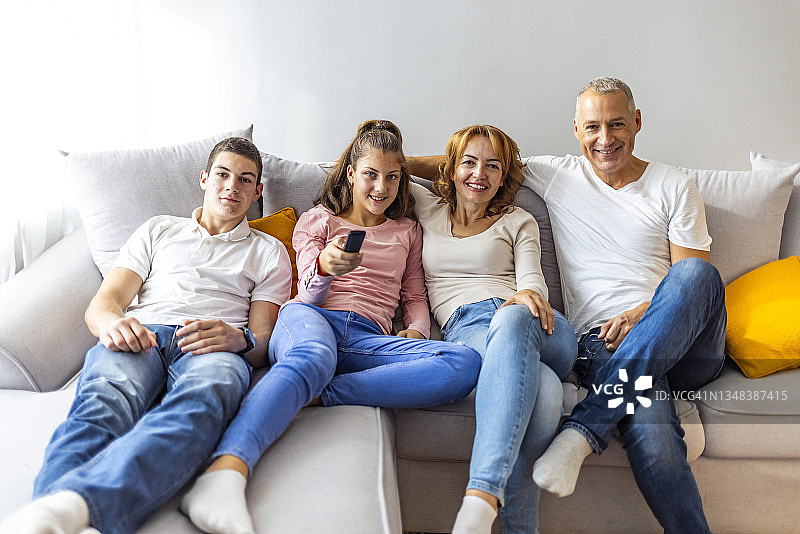 父母和孩子在客厅开心看电视图片素材