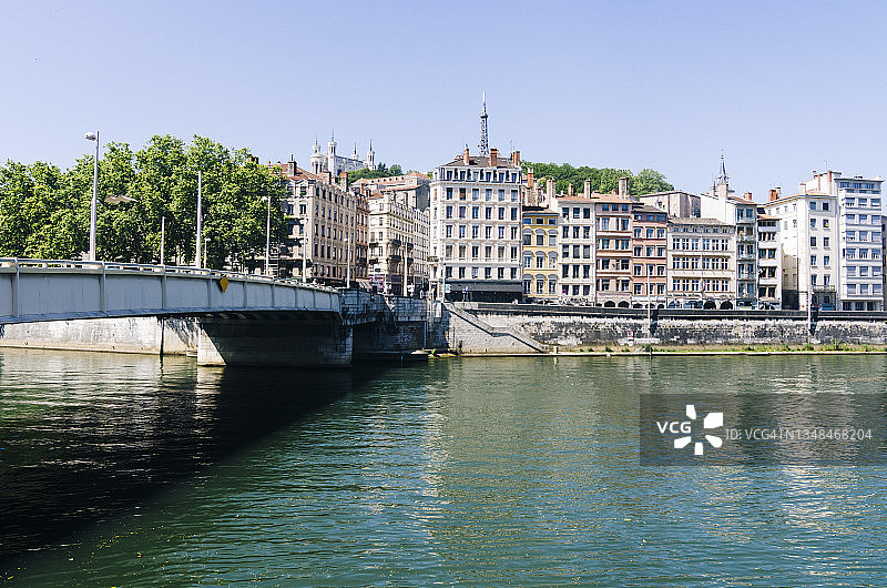 夏季流经法国里昂的蓝绿色索恩河上的桥梁图片素材
