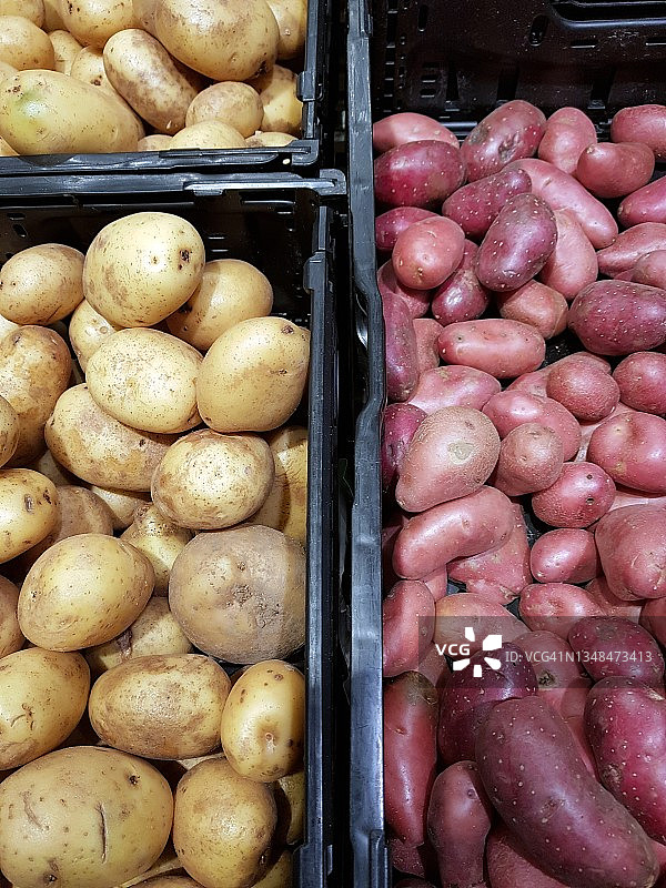 纯素食品，市场上出售的黄色和红色土豆图片素材