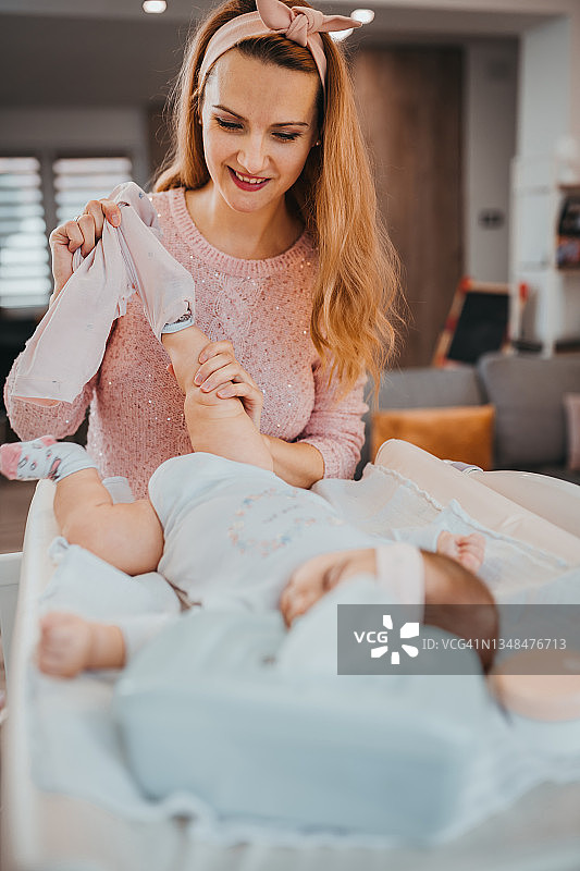 母亲换尿布图片素材