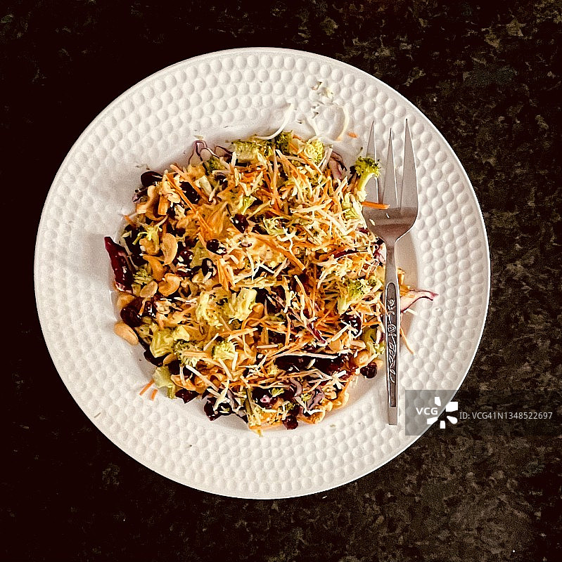 混合西兰花沙拉与餐叉图片素材