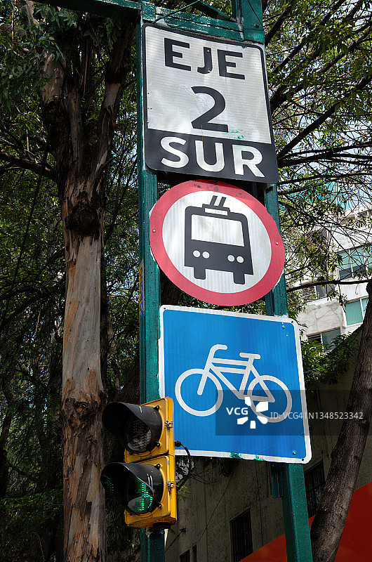 墨西哥城Eje 2 Sur大街上的公交和自行车道交通警示牌图片素材