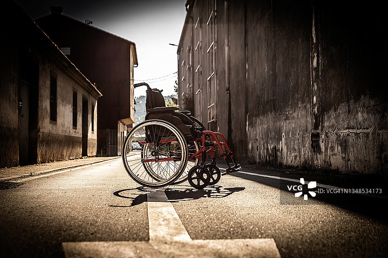 街道中央的空轮椅，代表残疾人的困难和孤独图片素材
