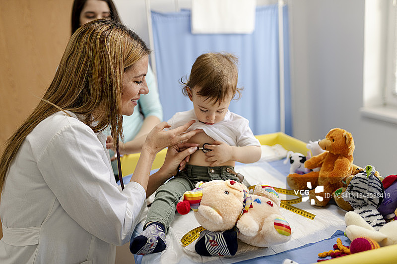 医生用听诊器检查男婴图片素材