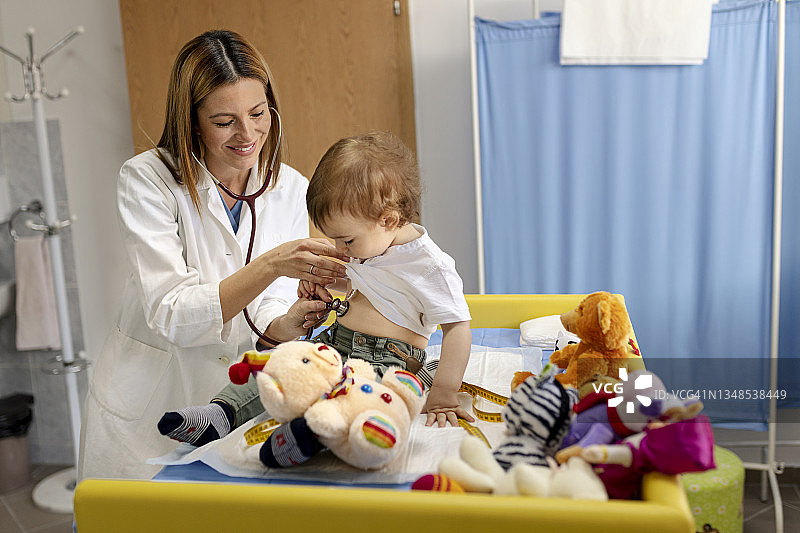医生用听诊器检查男婴图片素材