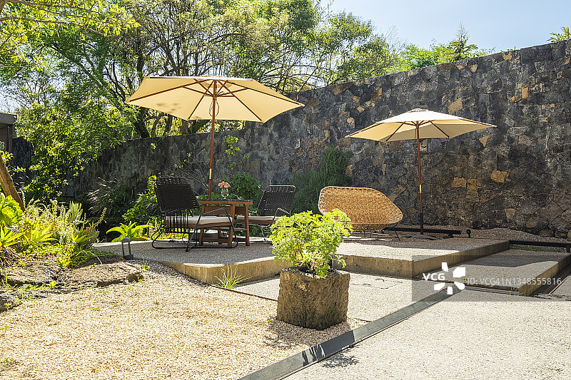 墨西哥特波斯特兰精品水疗度假酒店园景花园中的庭院伞和遮阳伞图片素材