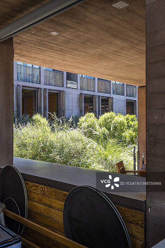 从墨西哥特波斯特兰精品水疗度假酒店的池畔酒吧看到的花园景色图片素材