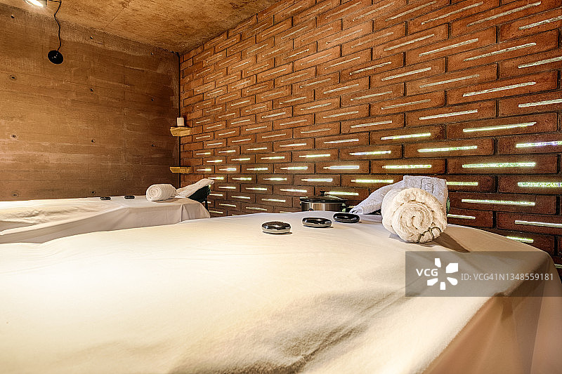 墨西哥特波斯特兰精品水疗酒店：用于热石疗法的玄武岩熔岩石按摩床图片素材