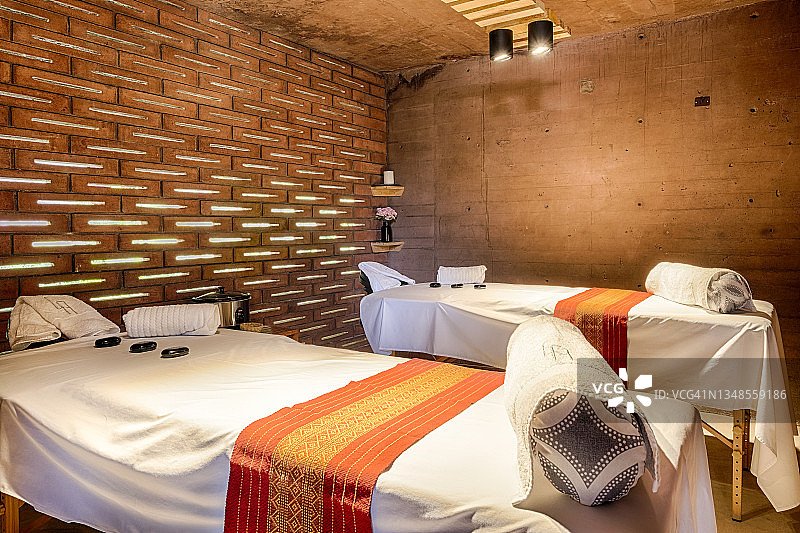 墨西哥特波斯特兰精品水疗酒店：用于热石疗法的玄武岩熔岩石按摩床图片素材