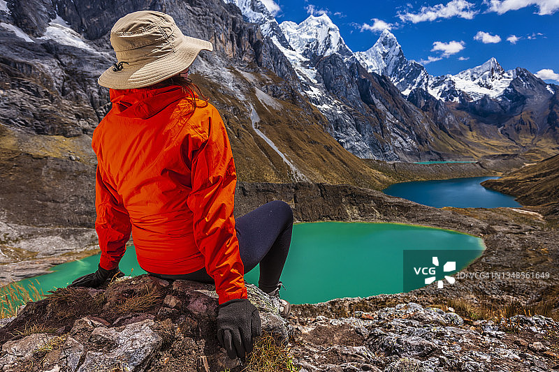 在秘鲁安第斯山脉三湖附近徒步的年轻女子图片素材