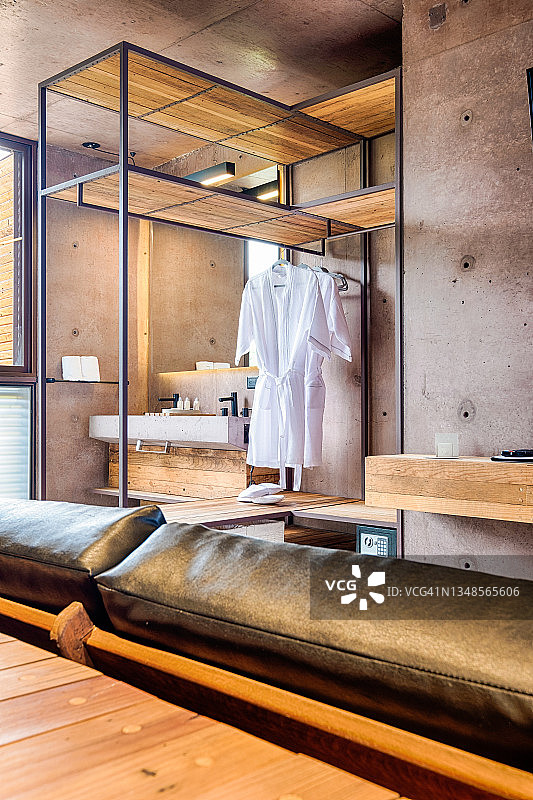 墨西哥特波斯特兰精品水疗酒店度假村豪华套房内的浴室和休息室图片素材