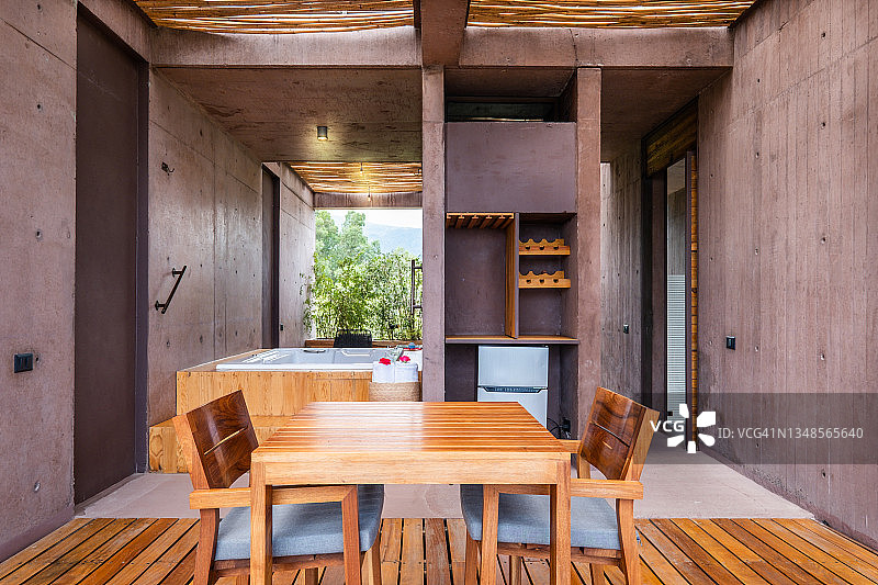 墨西哥特波斯特兰精品水疗度假酒店顶楼套房的屋顶区域，可欣赏山景图片素材