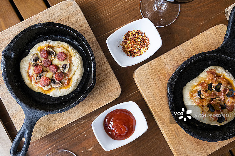 意大利美食：培根黑橄榄自制披萨（墨西哥特波斯特兰）图片素材